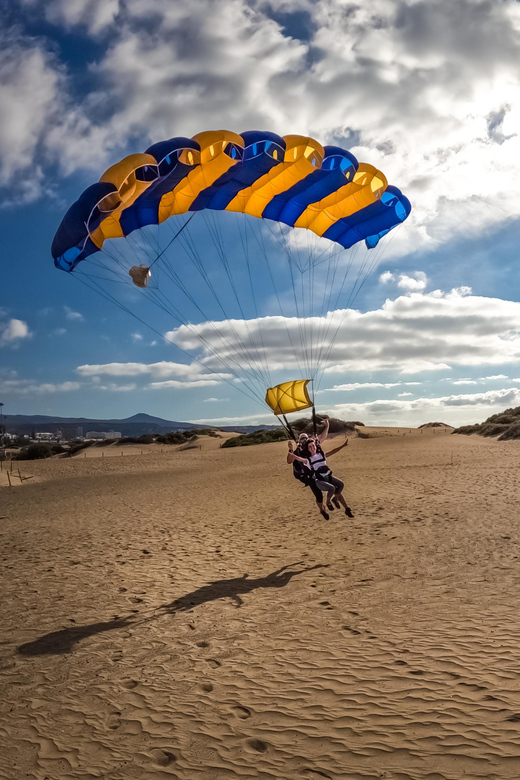 Parachutespringen boven de duinen van Maspalomas